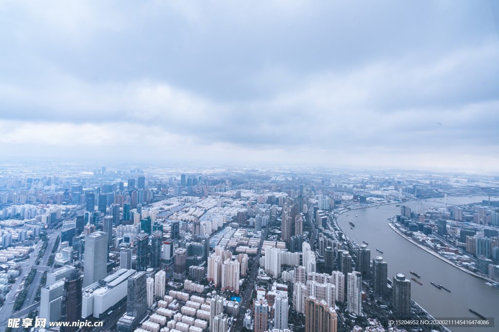 上海雨雪天气城市建筑全景