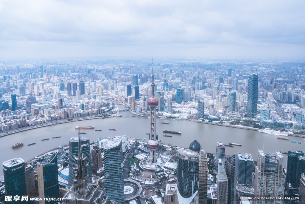 上海雨雪天气城市建筑全景