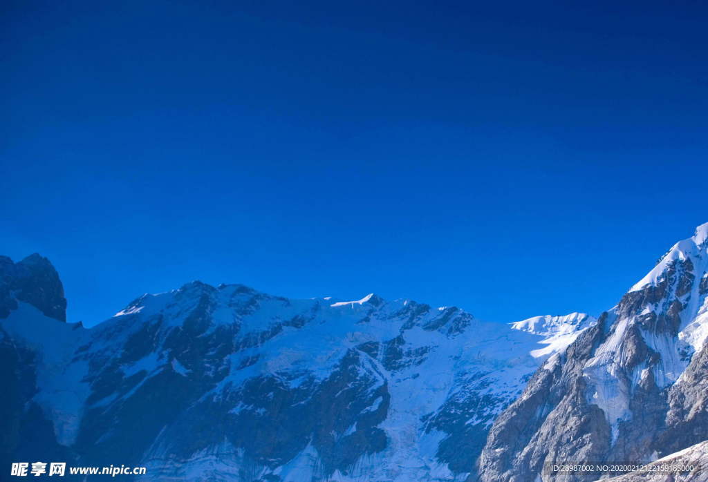 蓝天雪山