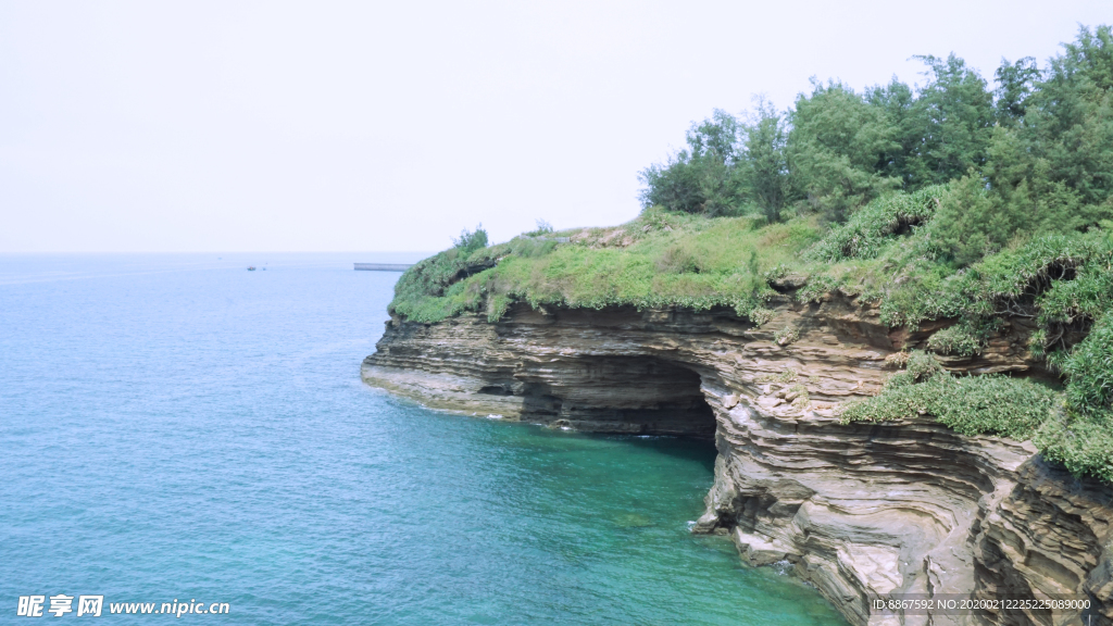 涠洲岛崖壁海边