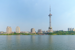 蓝天下的城市天际线电视塔湖景