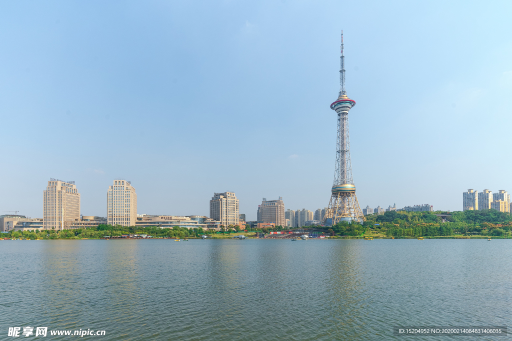 蓝天下的城市天际线电视塔湖景