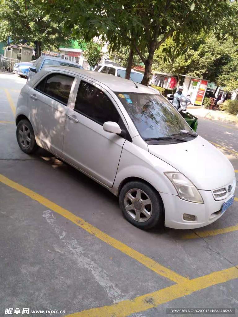 四轮  汽车  白色  轿车