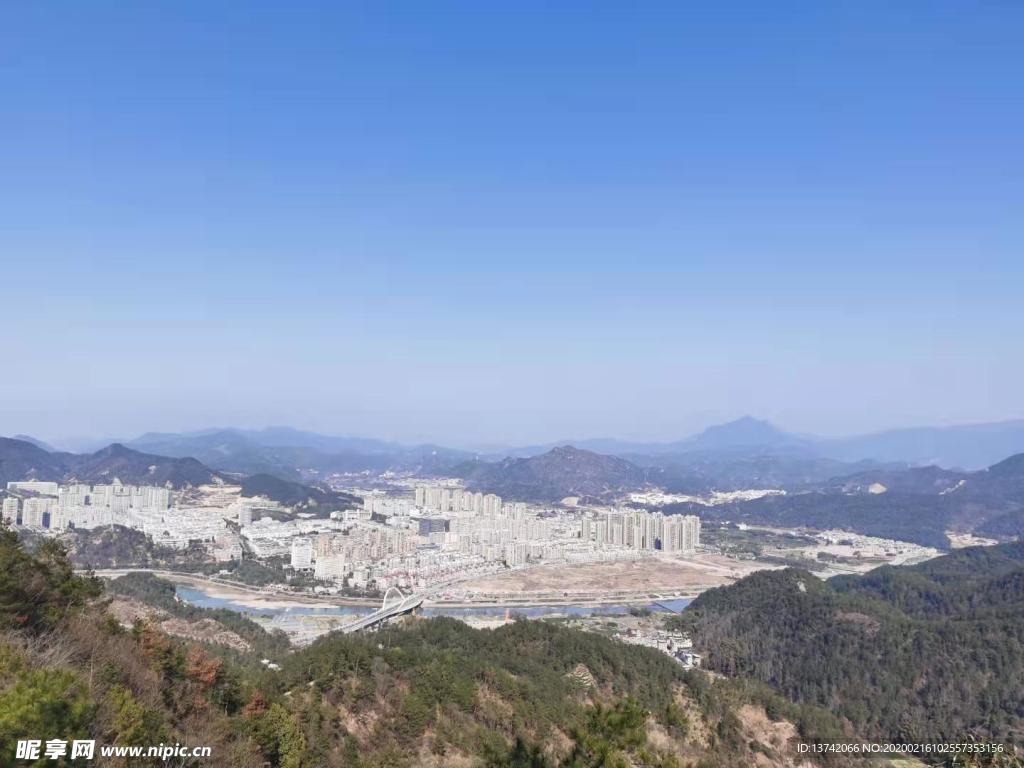高山下的城市