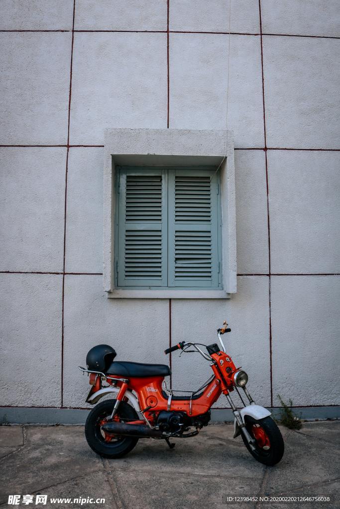 红色的小摩托车