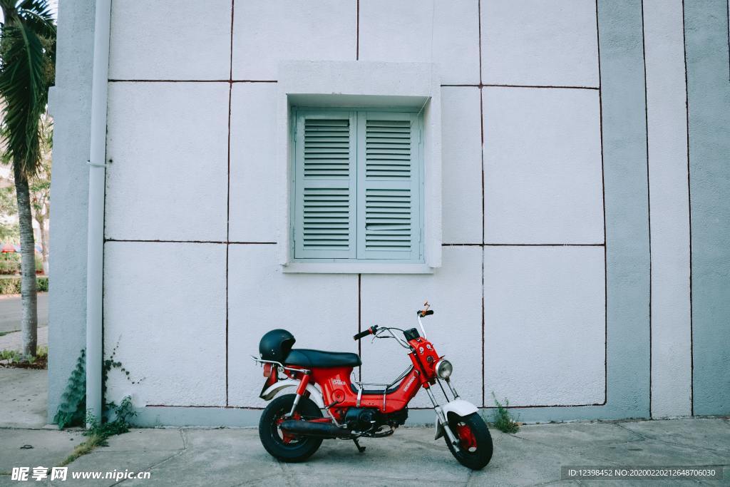 红色的小摩托车