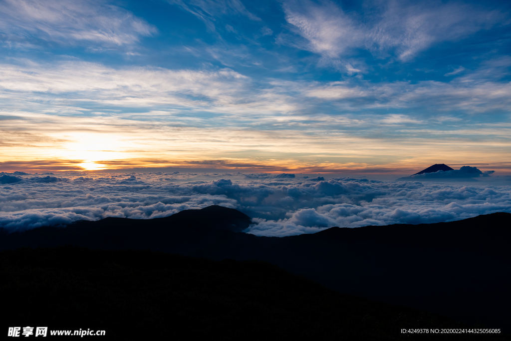 山顶眺望的朝霞和富士山