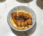 酥炸鸡扒滑蛋饭