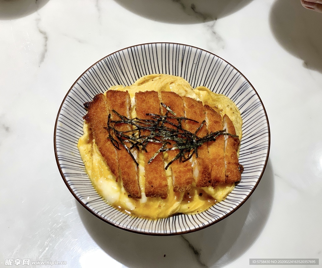 酥炸鸡扒滑蛋饭