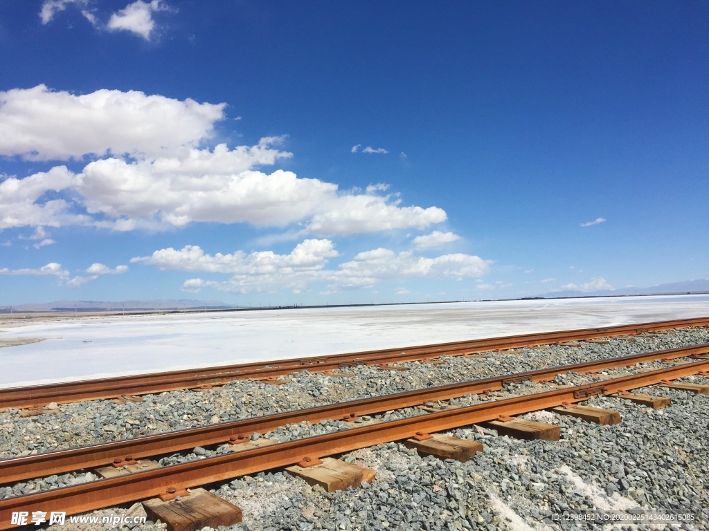 青海盐湖的铁路