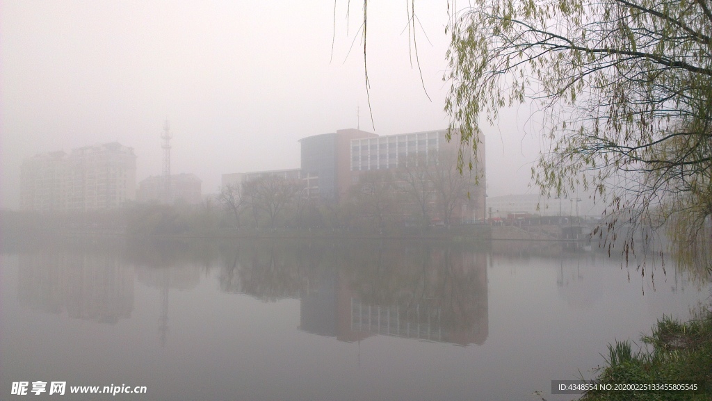 南通大学启秀校区主教学楼雾影