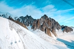 蓝天白云山峰雪景