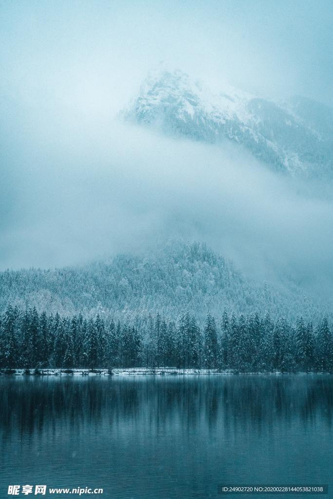 雪山雾气湖面树影寒冬