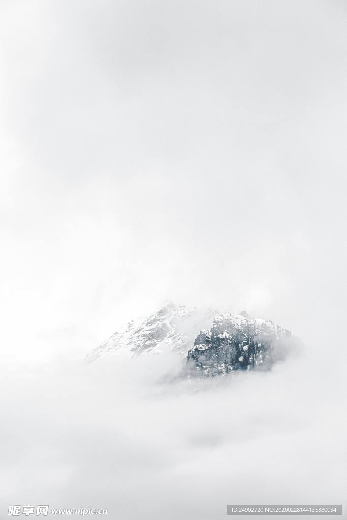 雪雨漫山峰