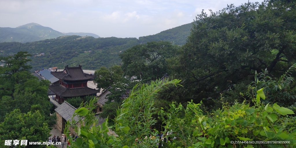 山间寺庙