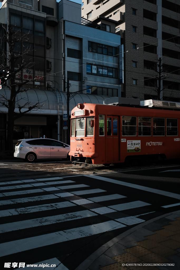 街头的电车