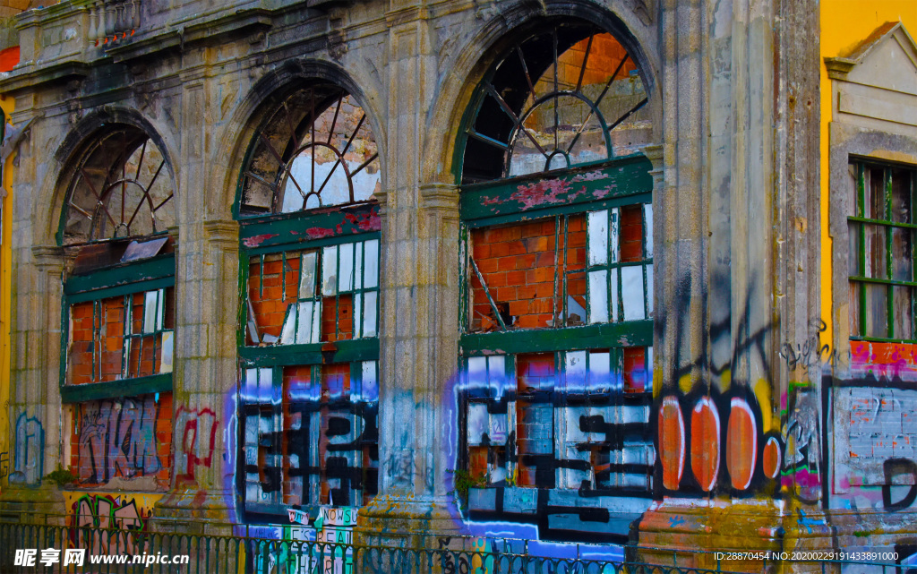 带有涂鸦的废弃建筑波尔图港口