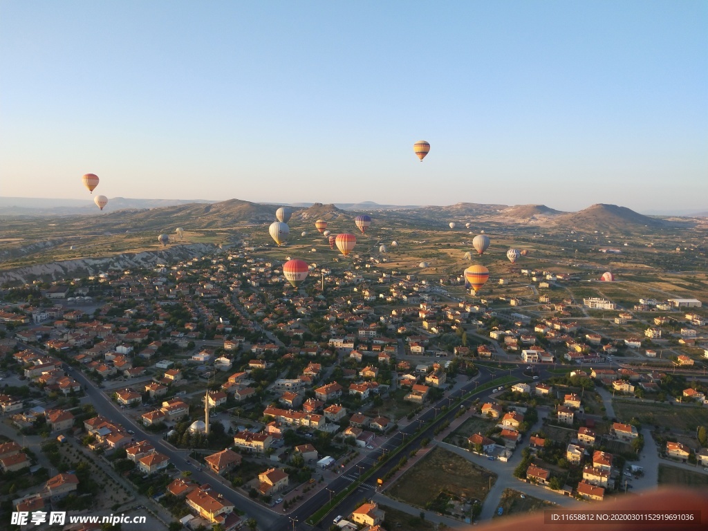 降落中的热气球 土耳其