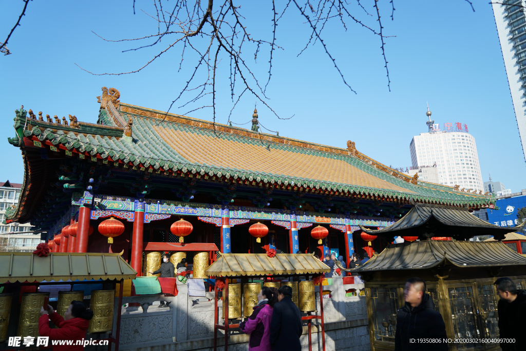 沈阳皇寺大殿前的转经筒