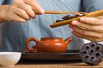 泡茶时投茶的动作