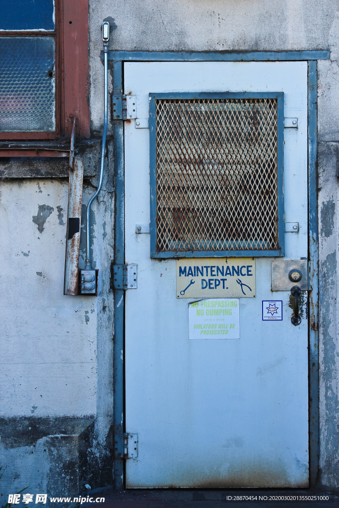 一排工厂厂房的老门