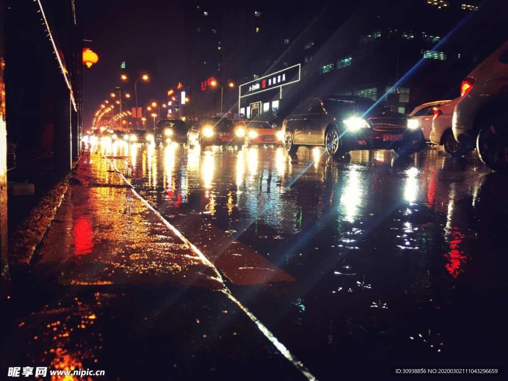 雨后夜晚的街道