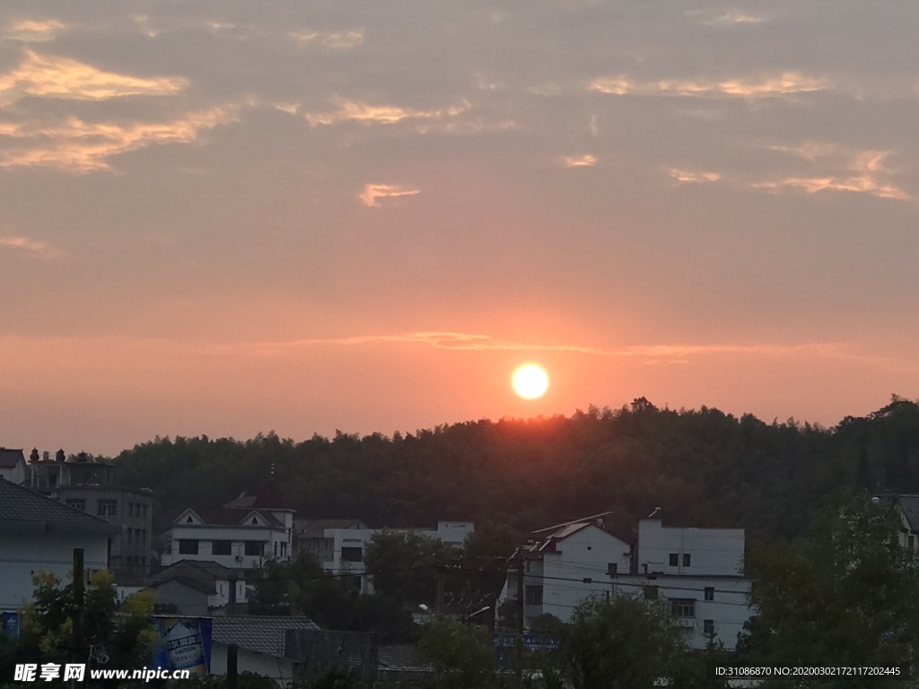 村落金色夕阳天空