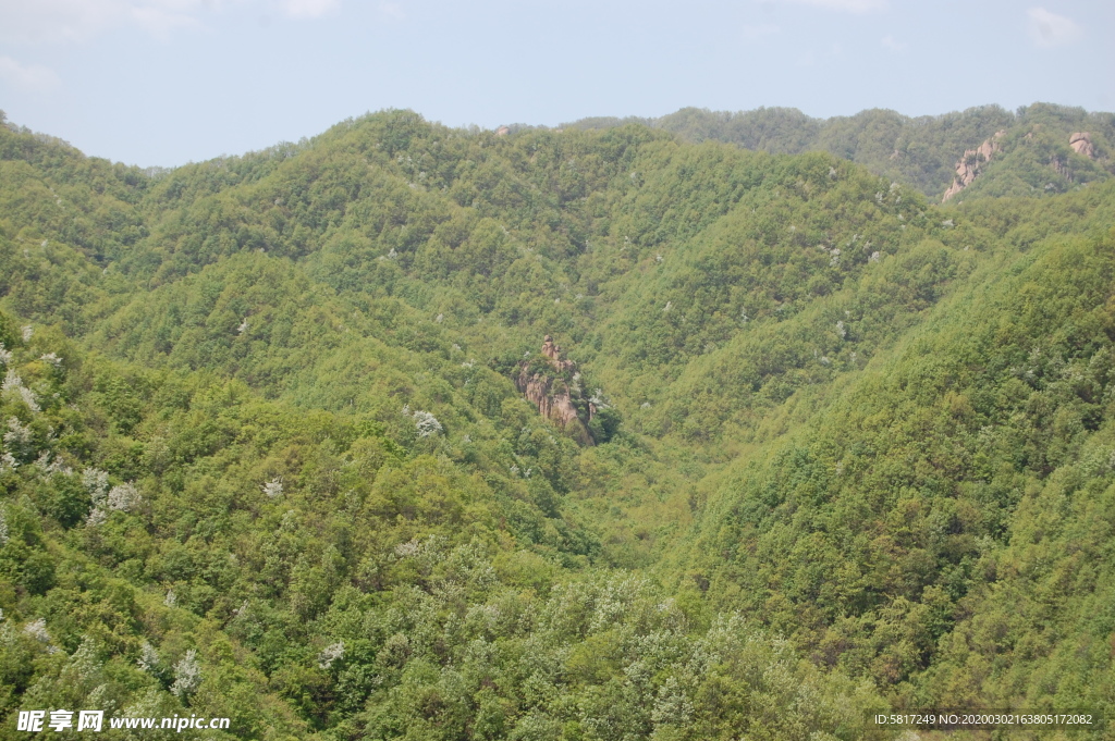 群山环绕