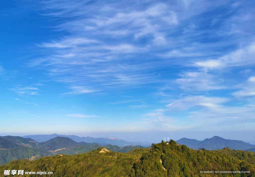 蓝天下的山