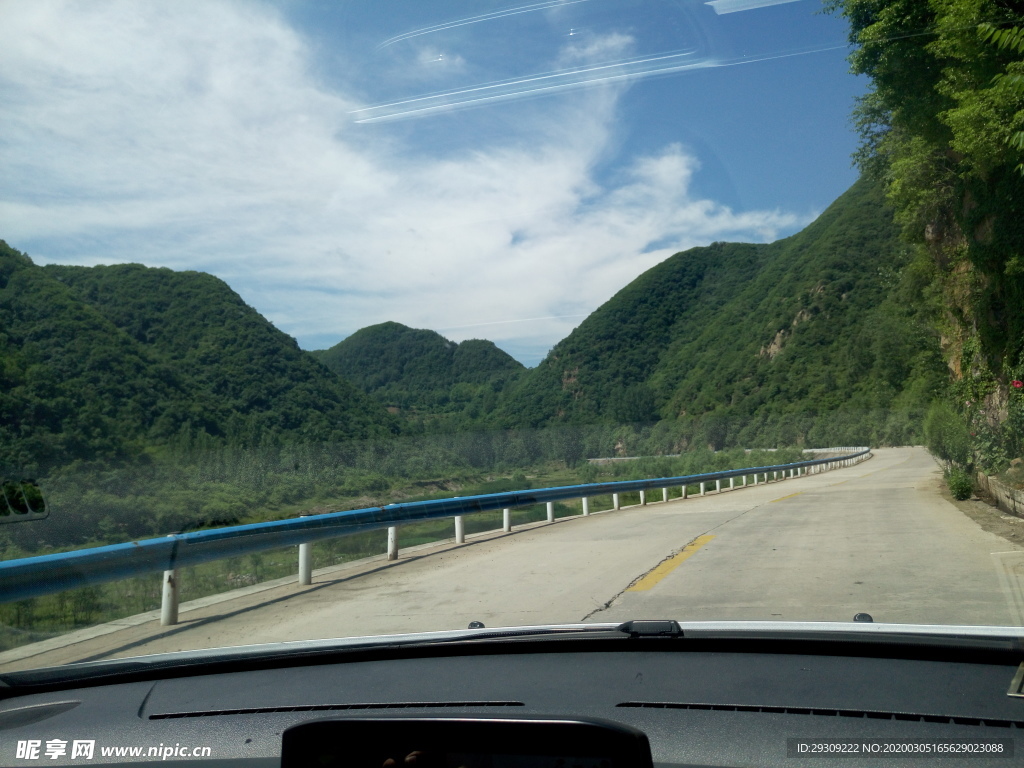 沿途风景大山蓝天