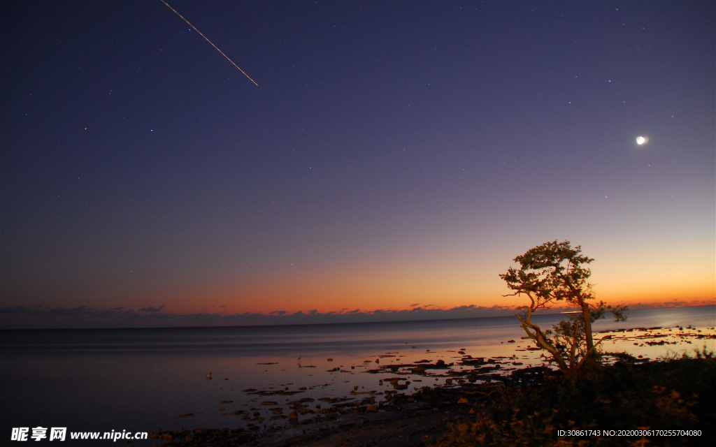 夜晚天空海边景色