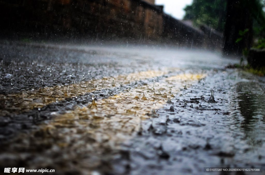 下雨的路面