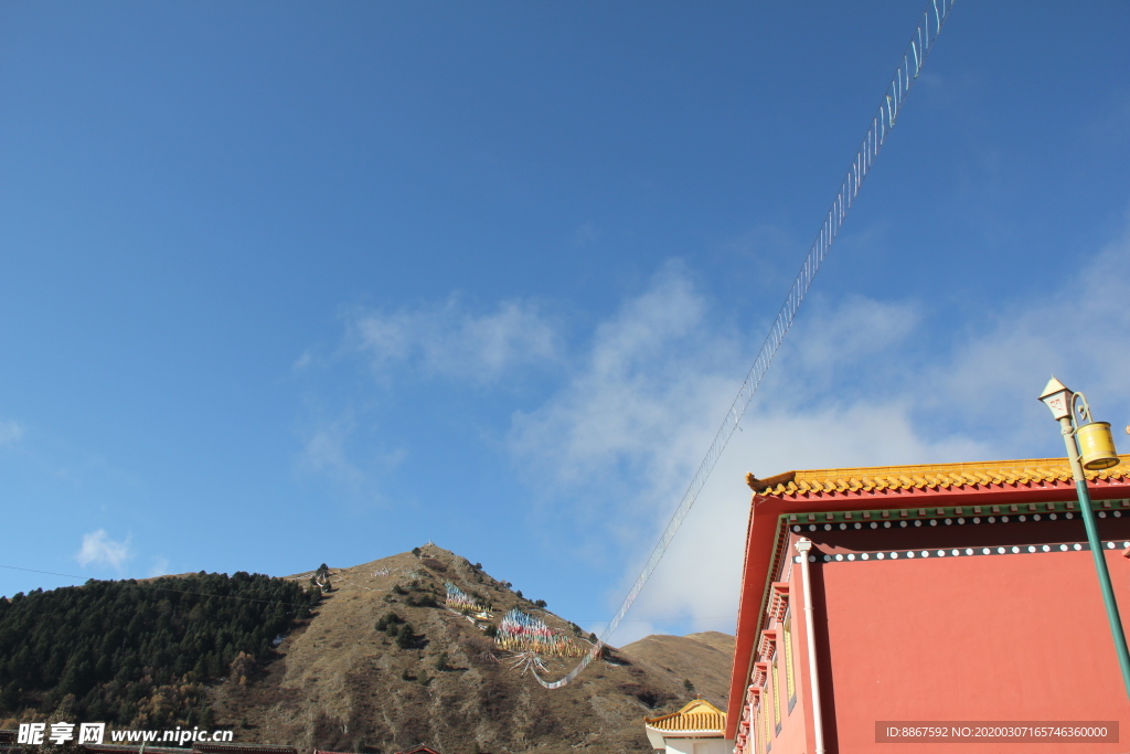 藏区山脉和建筑
