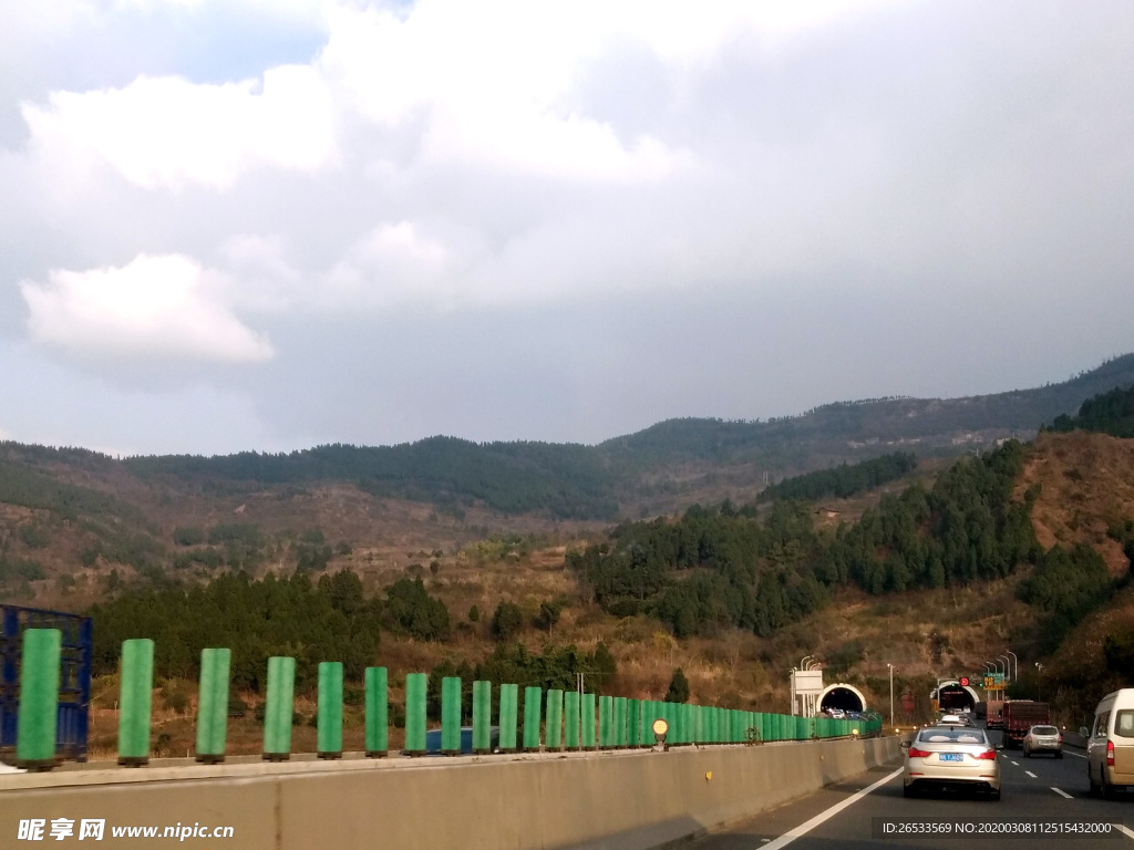 高速公路 蓝天白云 山峦自然