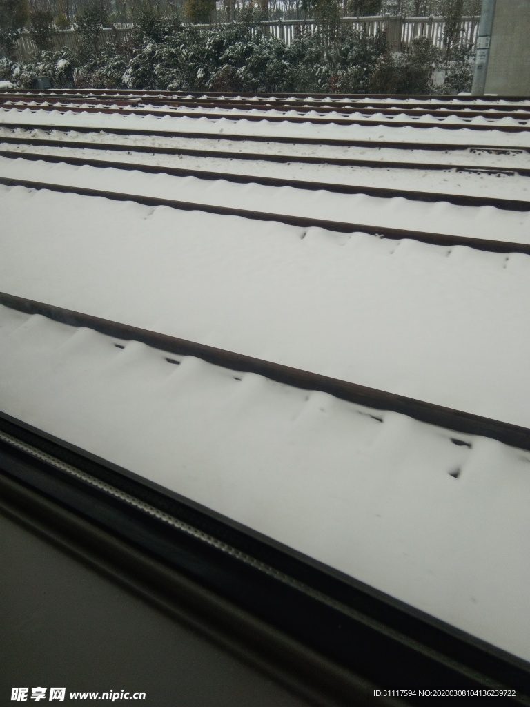 铁轨与雪