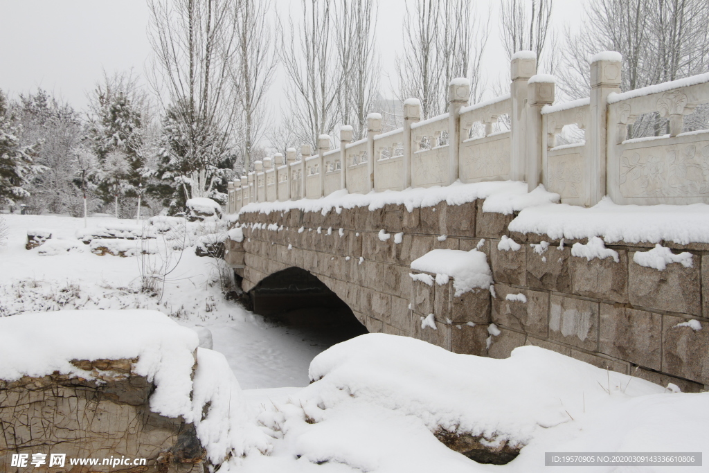 雪中公园石桥