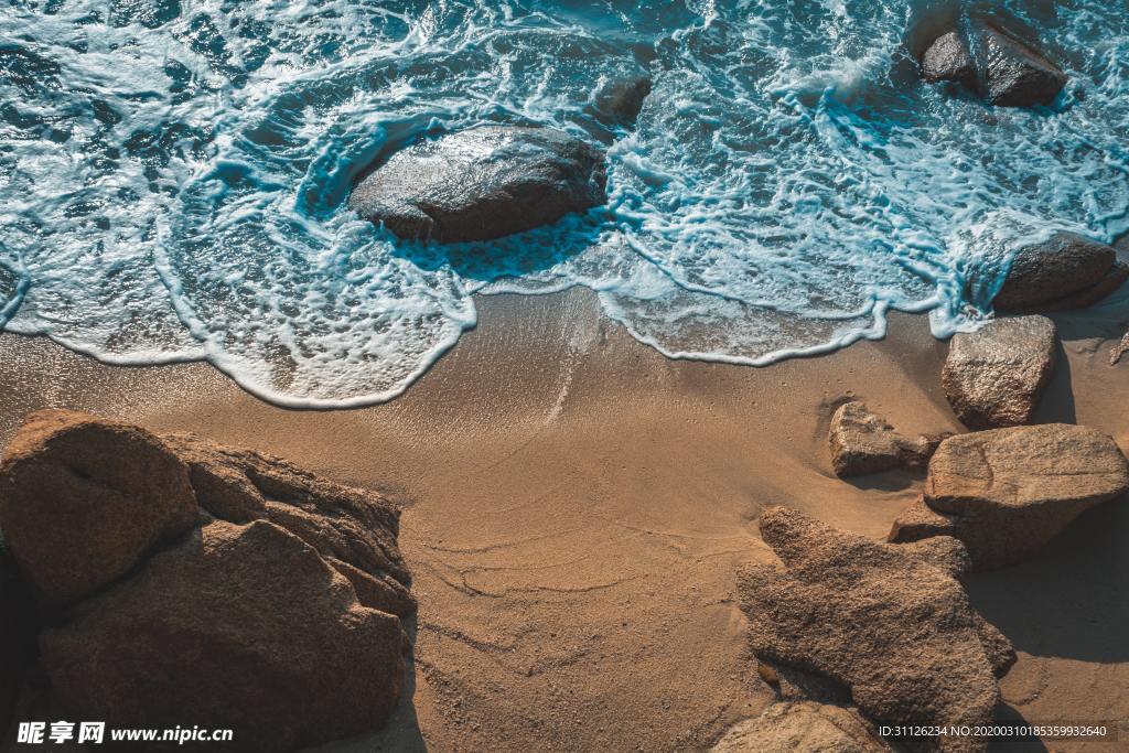 沙滩岩石