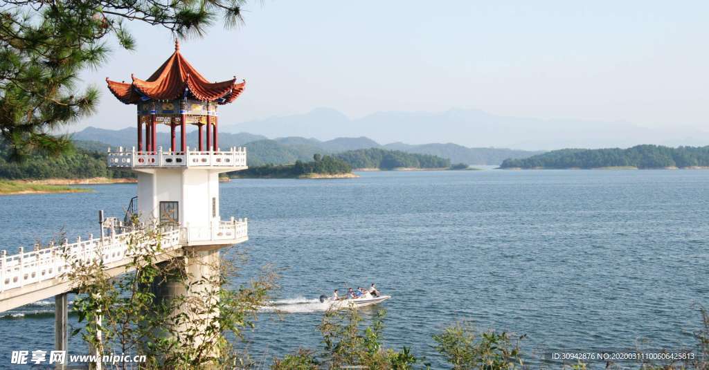 河中的亭子