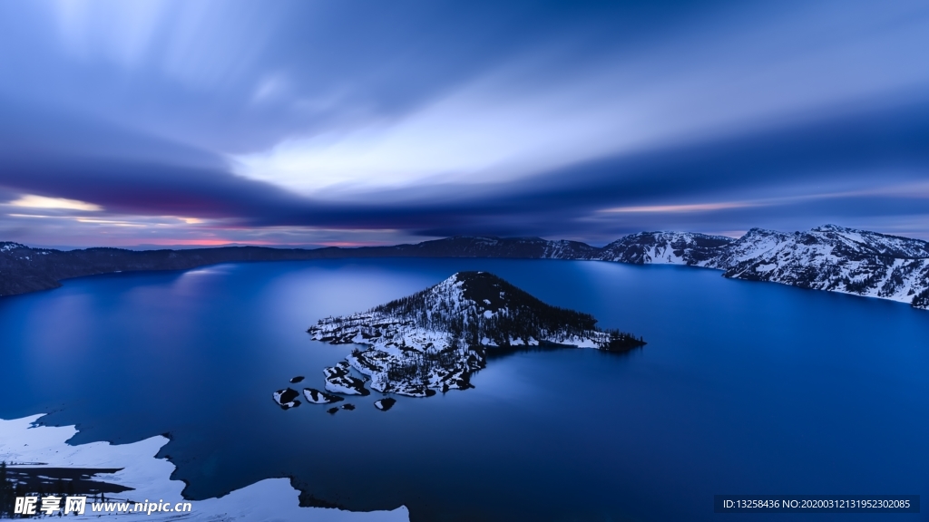 群山湖泊天空云彩风景