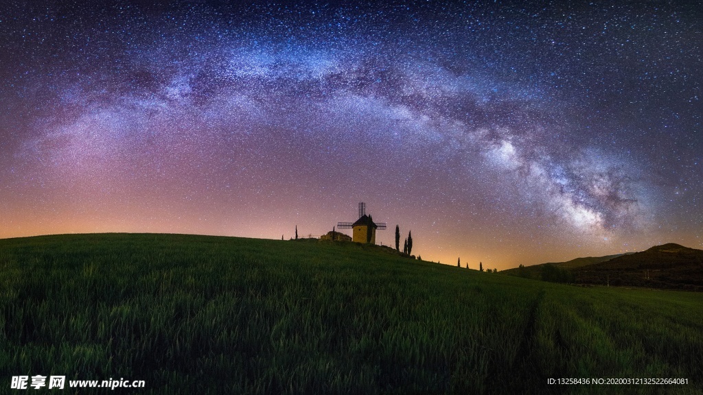 草原风车天空星空风景