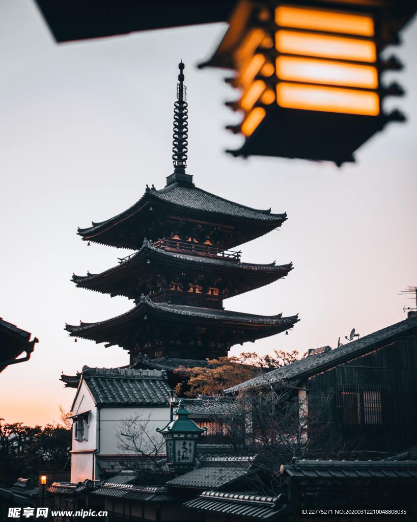 黄昏日本塔