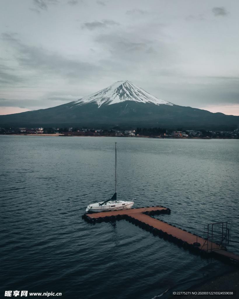 富士山下的湖水