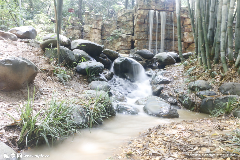 山间流水