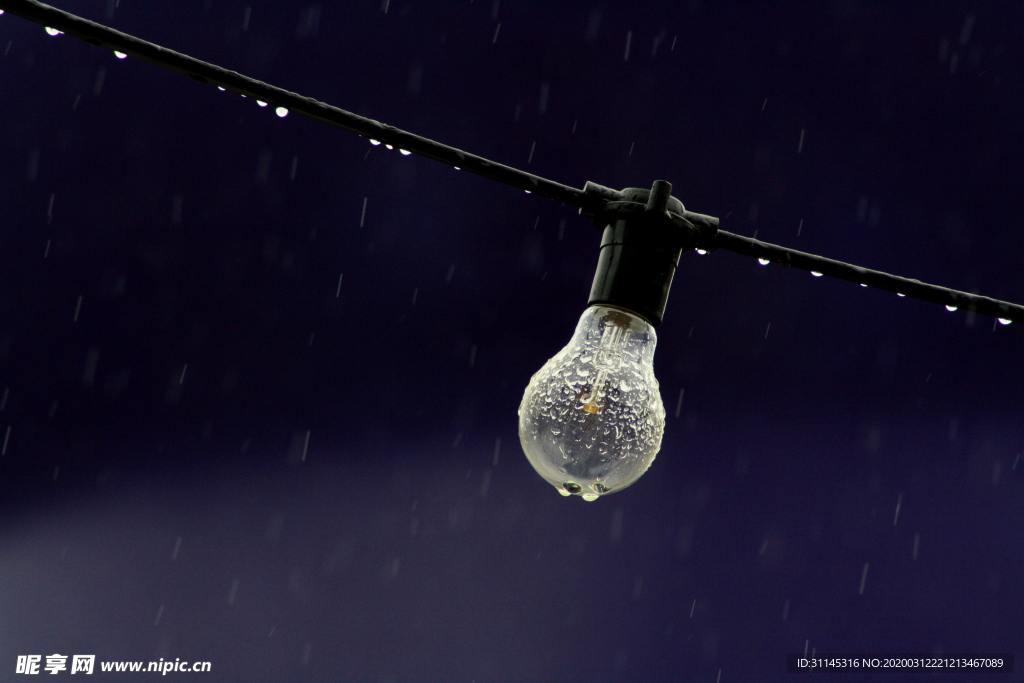 电线上的雨滴
