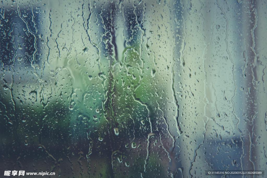 窗户上的雨滴