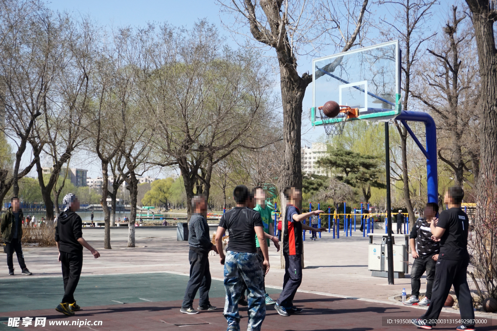 公园里打篮球锻炼的人们