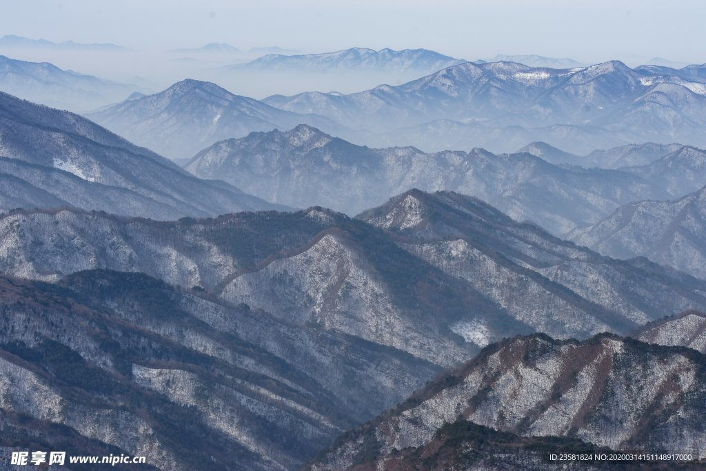 层叠山峰