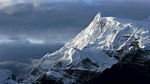 蓝天下的雪山