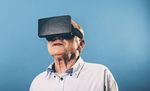 头戴VR眼镜的人物