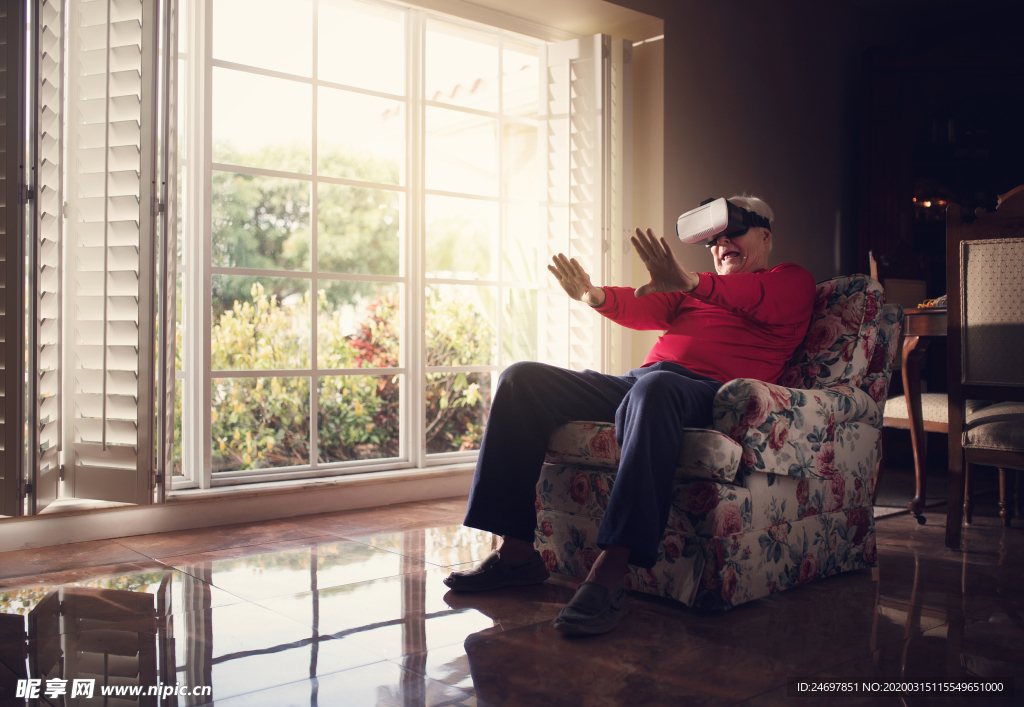 头戴VR眼镜的人物